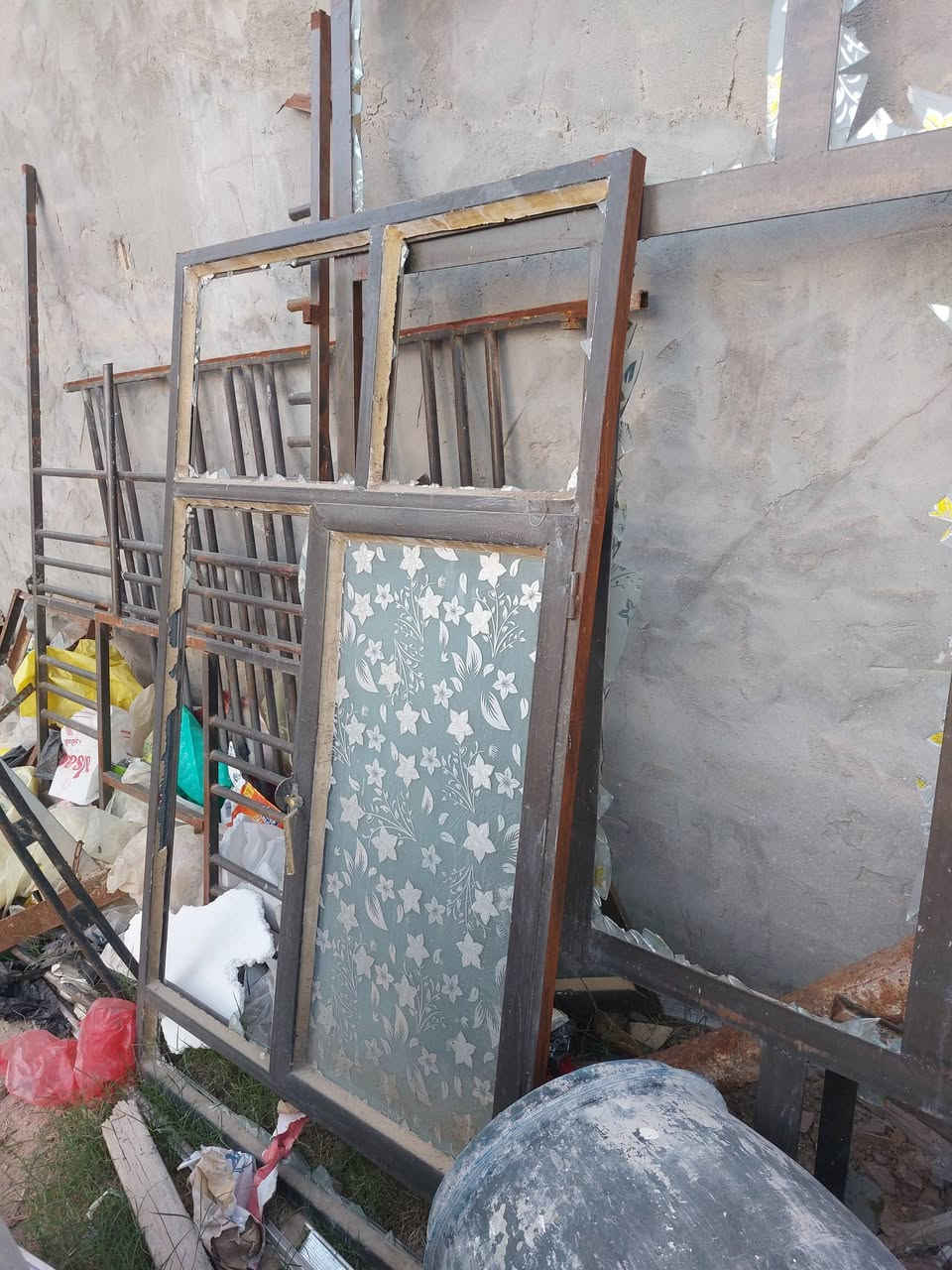 دانكي ١٦٠٠ لتر بيه
شباك عدد ٢ بدون مع حديده للبيع 
العنوان 
بغداد الشعلة رئاسة الوزراء 
***********
