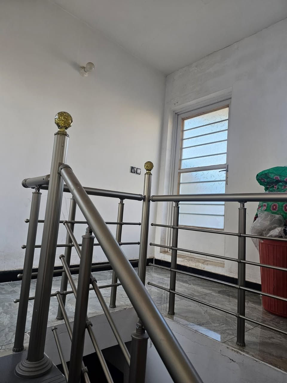 السلام عليكم دار زراعي للبيت مجاور مولدة باسم واسواق ثائر المساحة 62 استقبال وغرفتين نوم ومطبخ وخدمات والغرفة الاولى غرفة وخدمات وسطحين وبيتونة للاستفسال الاتصال على الرقم ***********
