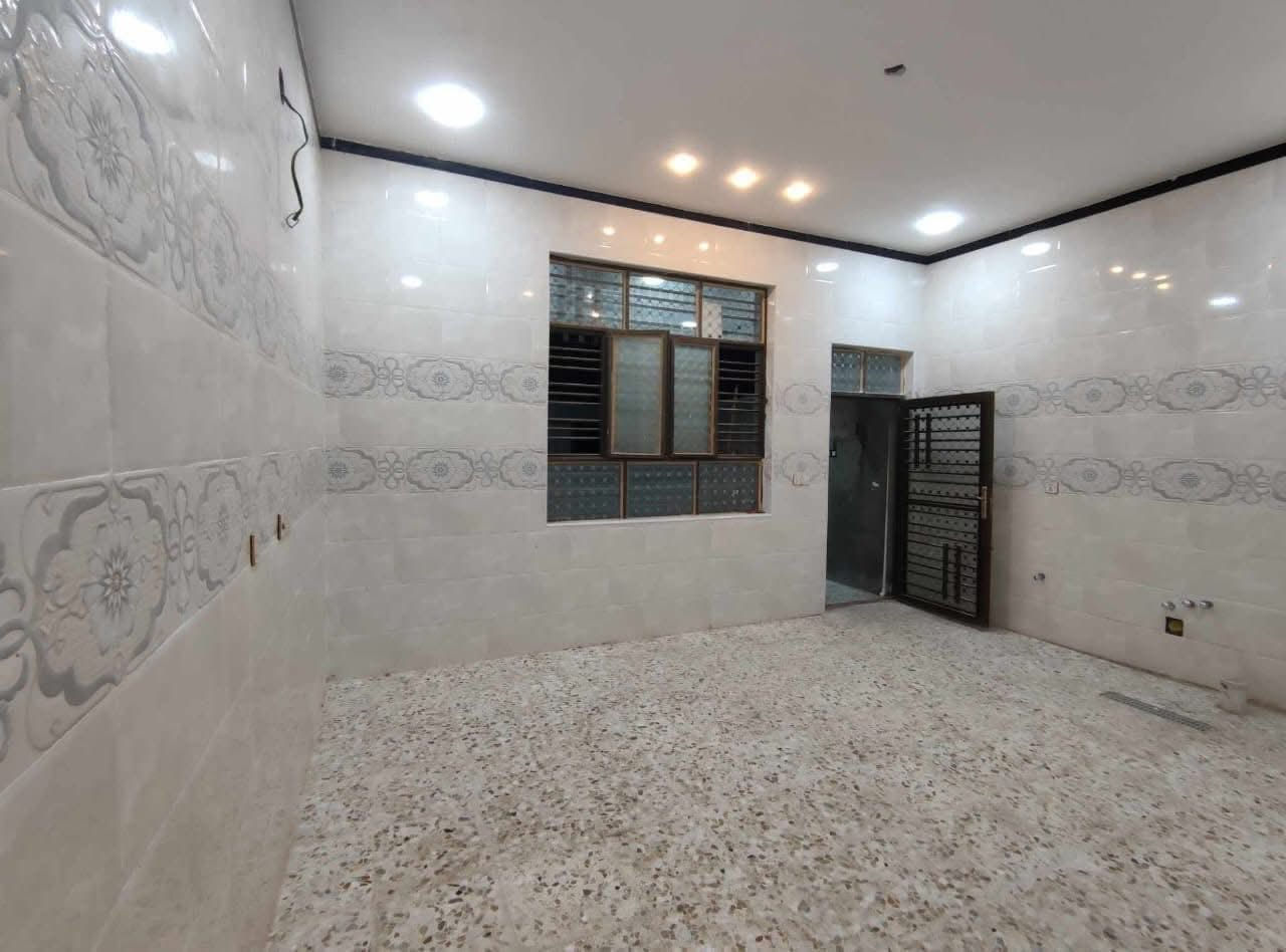 يالله للبيع بيت 200 نتر واجهيه 10م والنزال 20م بي اقرار محكمه طابو زراعي طابقين الطابق القاني غرف 2 سكفهن سندويج وصاله بل طابق الثاني  يحتوي على 
غرف 2
صاله 
استقبال 
صحيات داخليه 1
صحيات خارجيه 2
غرف 2 
مطبخ 
مكشوفات 2
البيت صب كونكريت مسلح 
عنوانه علوه الفحل قرب جسر الامام علي شارع القاعه البيت امرتب شارعه تبليط عرض الشارع 10 متر كهرباء ماء تبليط اناره كامل البيت معروض ب 95 مليون وبي مجال رقم الهاتف ***********
