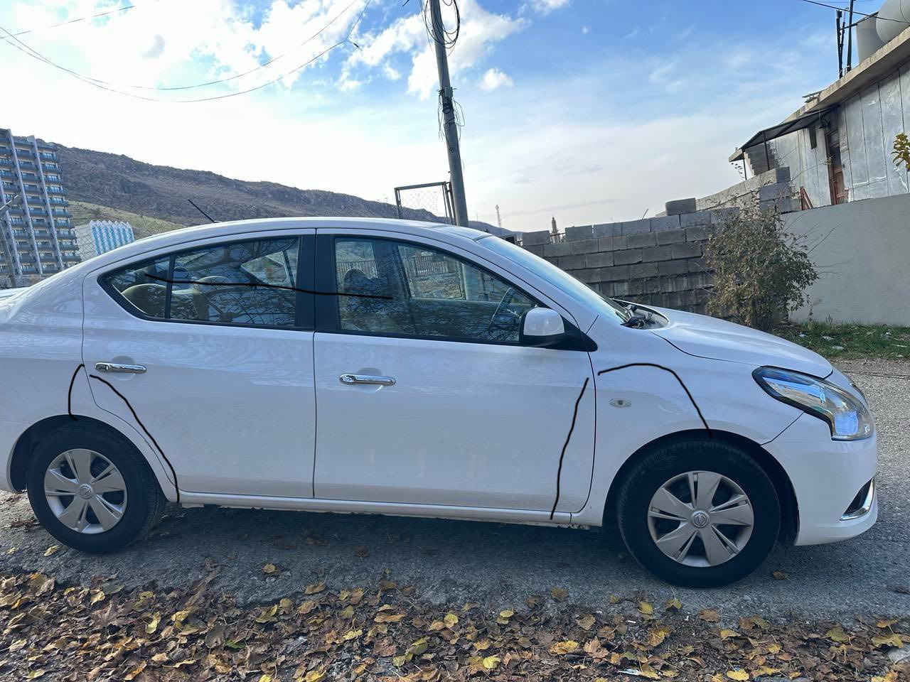 نيسان سني ٢٠١٩ /السيارة حلوة نضيفة ماشيا ٩٦الف كيلومتر ضررها( خفيف بس بي تعديل على بارد من جها السكن بدون دواخل بدون أيرباك) مواصفاتها (شاشا تحكم ستيرن حساس خلفي) 
سعرها (١٠٥) بيها مجال *********** 
واتساب ***********
