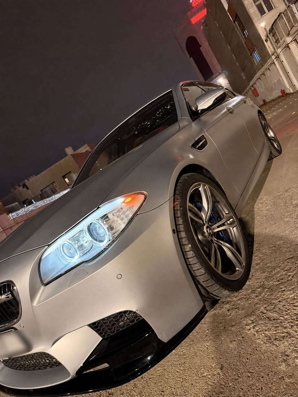 � للبيع – BMW M5 موديل 2012 خليجي | ممشى قليل جدًا 🔥
إذا تدور على قوة + فخامة + هيبة… هاي الـ M5 تجمع كل شي بسيارة وحدة.

📍 الموقع: بغداد – الجادرية

⸻

🚗 تفاصيل السيارة:

* الموديل: 2012
* الفئة: BMW M5 (F10)
* الممشى: 26,000 فقط 🔥 
* الوارد: خليجي
* اللون: رصاصي مغلف PPF طافي (حماية كاملة )
* الداخلية: أحمر × أبيض

⸻

⚙️ المواصفات الميكانيكية (M Performance):

* محرك V8 توين تيربو 4.4 لتر
* قوة 560 حصان 🔥
* عزم 680 نيوتن متر
* قير أوتوماتيك رياضي 7 سرعات (DCT)
* تسارع 0–100 خلال 4.3 ثانية تقريبًا
* دفع خلفي (RWD)
* أوضاع قيادة M (Sport / Sport+)

⸻

✨ المواصفات الإضافية (FULL SPEC):

* كشنات مساج + تدفئة + تبريد
* ذاكرة حفظ وضعية الكشن (Memory Seat)
* رادار 360 درجة
* كاميرات 3 حول السيارة
* تخم تاير جديد
* سيرفس كامل جديد
* أبواب شفط (Soft Close)
* صندوق خلفي كهربائي
* برده خلفية كهربائية + برده جانبية يدوية
* 3 شاشات داخلية
* سقف رولز رايز 
* لايتات داينمك متحركة

⸻

✨ الحالة:
السيارة نظيفة جدًا وبدون أي مصاريف، استخدام شخصي، وجاهزة من كل النواحي.

💎 للي يعرف قيمة الـ M5… هاي فرصة نادرة بممشى شبه جديد

السعر 42,000$
📩 للاستفسار: (***********)
