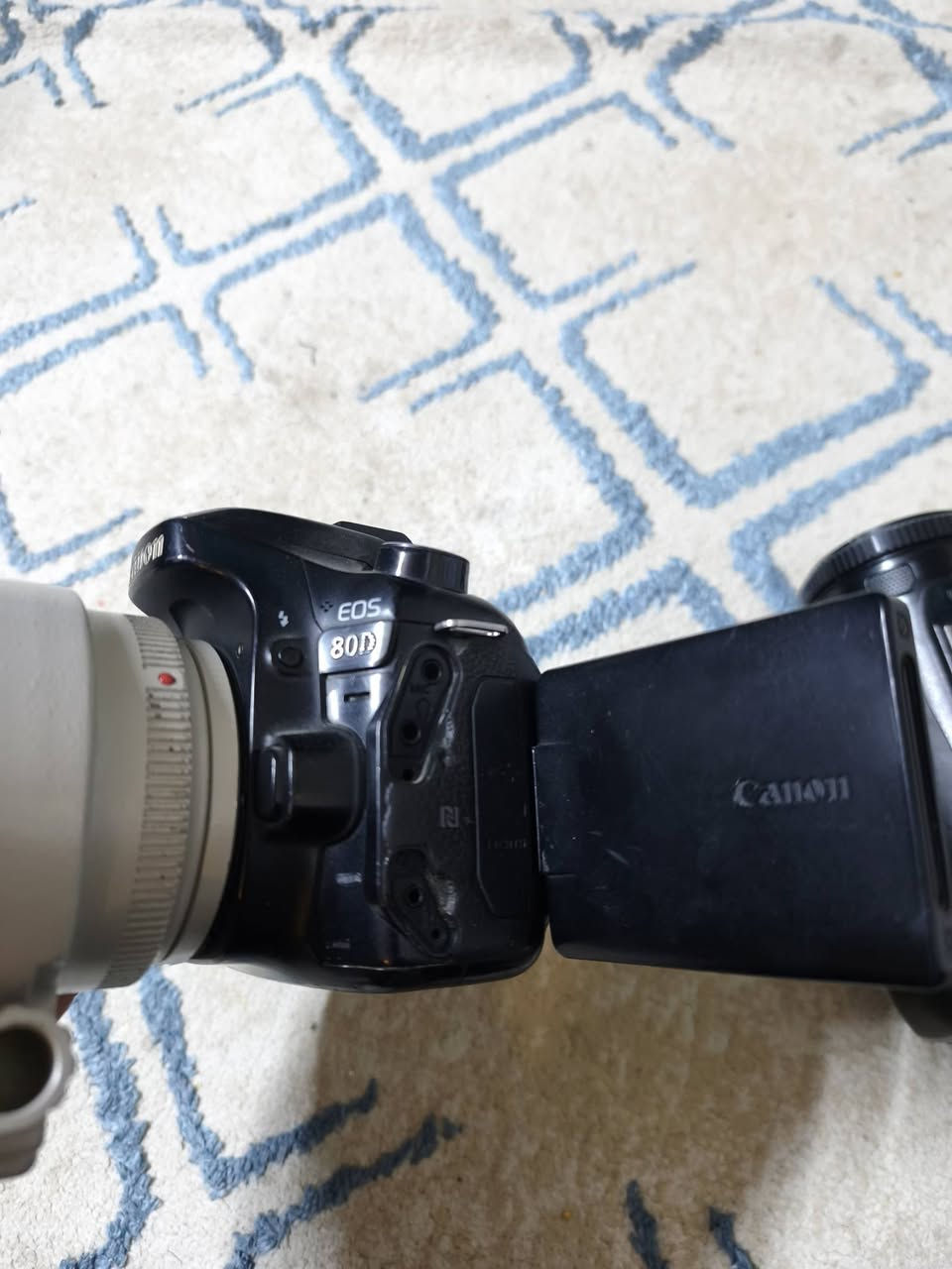 للبيع 
كانون كاميرا xa15 فيديوية 
كانون 80d 
عدسة 70-200 اصدار ثاني دبل ستبلايز 2.8
للتواصل والاستفسار على رقم الواتساب : ***********
