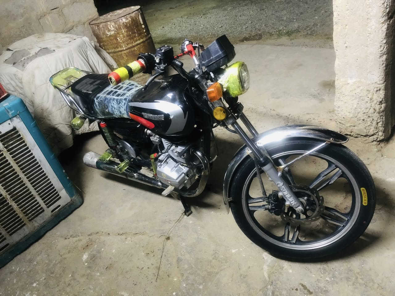 سلام عليكم  
دراجه  تايكرر للبيع 💫
موديل 2020
محرك ما مفتوح 💯
دراجه ما ذب عليهه ربع كاملهه مكله خير من الله ♥
تشتغل سلف و هندر 
عوزهه بس كلوبات مال اشاير سعرهن الف دينار 😂
السعر (475)وبيهه مجال 
( اوراق موجوده بيهه ورقتين لو تلاثه) 

(ملاحضه)  
(الي ما يعجبه السعر يعبر المنشور ولحد يكسر بحلال العالم السوك كلشي بي) 

(مكان الدراجه بعداد الشعله منطقه ""(السلأميات) 

(للتواصل) 
***********(اثير) 
(‏ 075-136-28317 ‏)(كورك)
