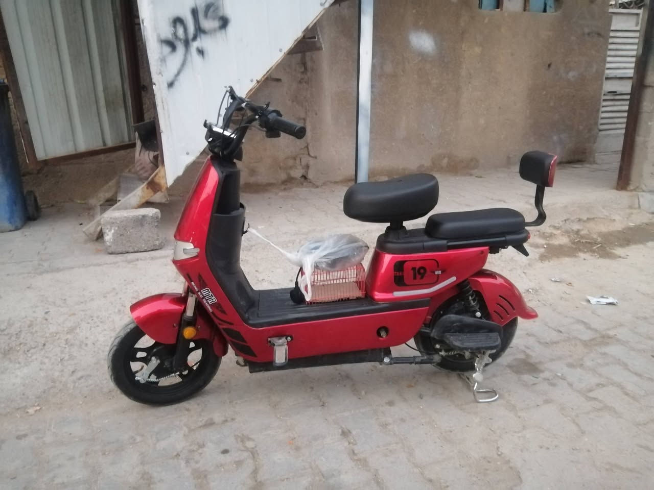 سلام عليكم  دراجه شحن   بطاريات  اليثيوم قويه  دراجه جديده حيل بعدها بوكاله ومكفولا من كل شي  لايت زنون اصفر وابيض كلش قوي ونشرات متغيره لالوان والد خلفي بريك قوي منفد شحن بيها تايرات جدد  شاحنه جديده   سعر210 وبيها مجال  مكاني بغداد مدينة الصدر  رقم هاتف *********** متواجد واتساب  وخاص
