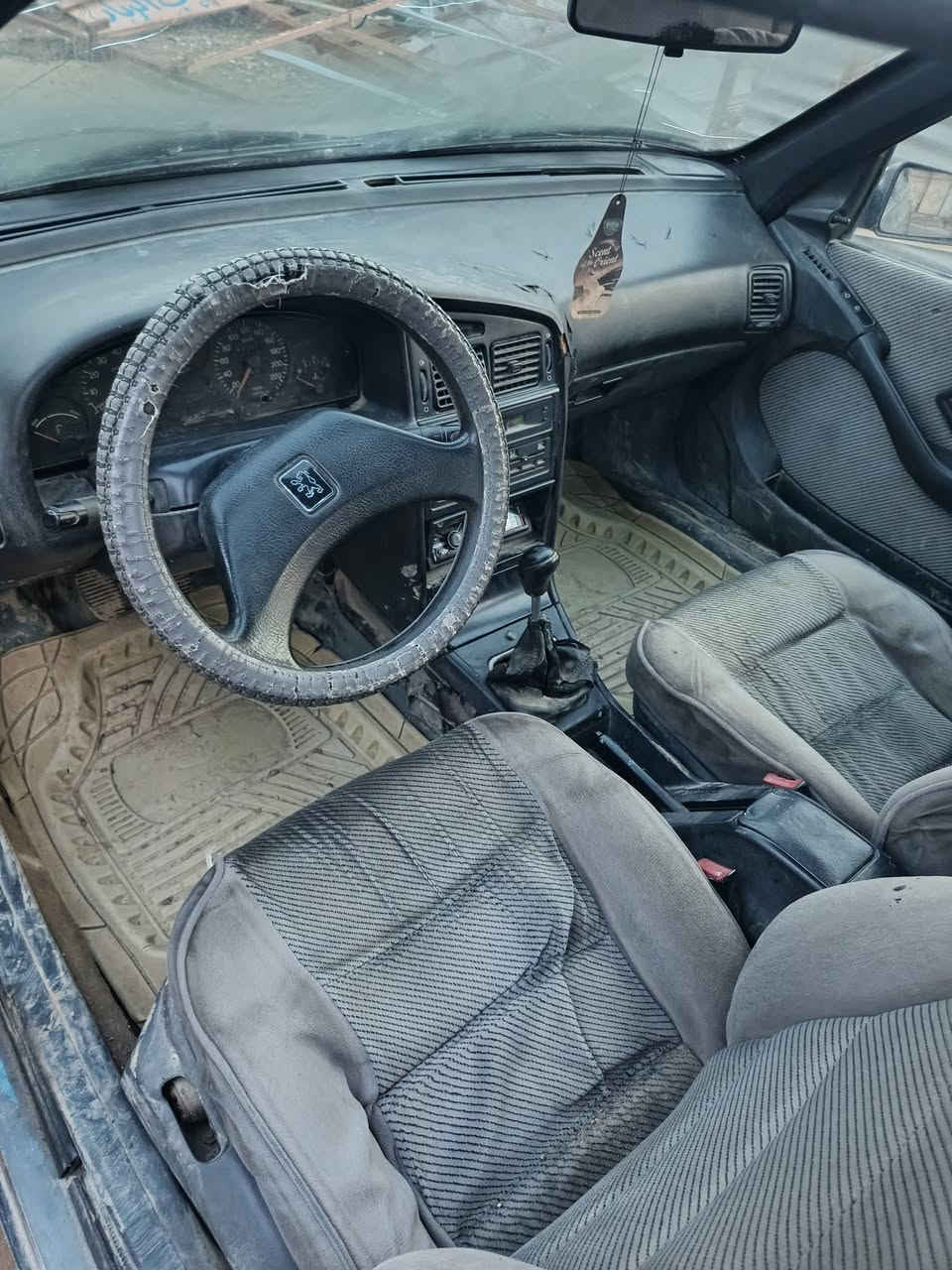 بيجو 405 موديل 92 محرك قبق اسود شرط وكير شرط سنوية بيضه شرط التحويل كابون بانزين بيها بس يرادله تحديث السيارة كدام العين سعرها 11 ورقه وبيها مجال شراي اتصل *********** بي واتس اب 
***********
