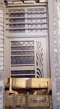 متوفر بيت طابق واحد رهنيه مساحته 135متر يتكون من طرمه وتواليت خارجي واستقبال ومطبخ واسع المساحه وهول كبير جدا وحمام واسع وغرفه كبيره ومناور اثنين وبيتونه كبيره رهنيته 30مليون وايجار رمزي شهري 150الف ولمده سنتين وقابل للتجديد بعد الاتفاق بين الطرفين  البيت نظيف  الحمد لله شارع خوله فرع افران بركات اهل  البيت  الاتصال على الواتساب ***********سيف
