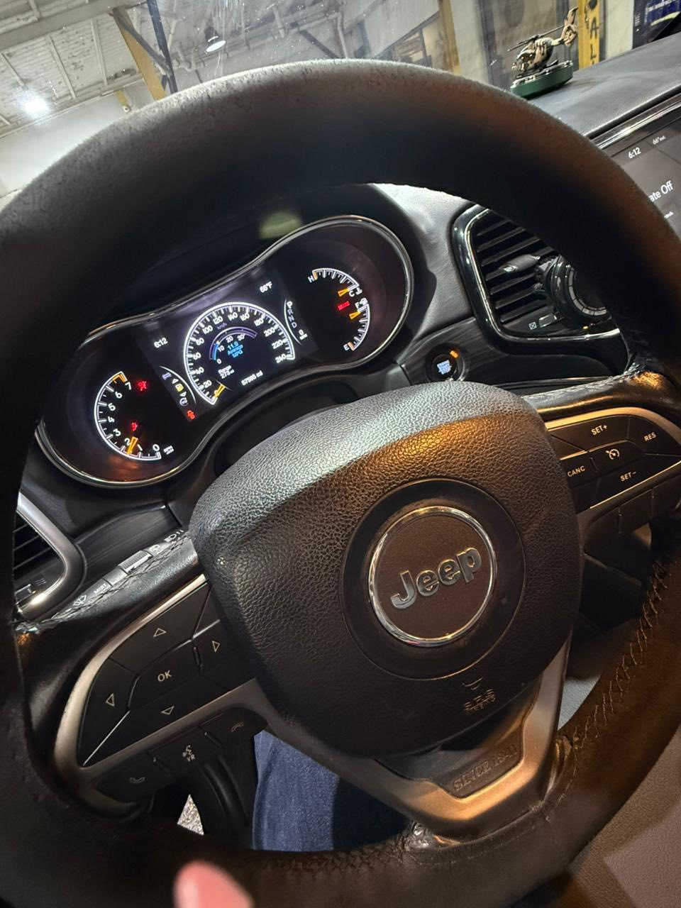 للبيع جيب موديل 2021 لمتد
🚙 جيب كراند شيروكي لمتد – فول مواصفات
• الموديل: 2021
• الوارد: أمريكي
• اللون: رصاصي / رمادي
• المحرك: V6 – 3.6L
• القير: أوتوماتيك
• دبل (4×4)
• الرقم متحول على الشكل الجديد
🛑 الضرر: جاملغ + شوية بنيد
🔧 الكفالة:
• كفالة شاصي
• كفالة مكينة
• كفالة كير
• ايرباك بي ضرر
📊 عداد المسافة:
• 57 ألف (ماشية)
⭐ المواصفات:
• نقطة عمياء
• فرش مقاعد جلد
• ذاكرة حفظ وضعيات الجلوس
• المقاعد الأمامية تدفئة
• تدفئة ستيرن
• ويل قياس 20 إنج
• سقف سلايد
• شاشة كبيرة 8.4 إنج
• نظام ملاحة (GPS)
• مصابيح أمامية زينون
• LED لايد
• كشافات ضباب بروجكتر
• تشغيل عن بعد
• صندوق خلفي كهرباء
• حساسات خلفية
• كاميرا خلفية
• مرايا جانبية كهرباء مع خاصية التعتيم
• بلوتوث
• مثبت سرعة
• رادار أمامي
• نظام تشغيل وإطفاء أوتماتيكي للمحرك (Auto Start)
• نظام بريك أوتماتيكي (Auto Brake)
***********
بغداد
