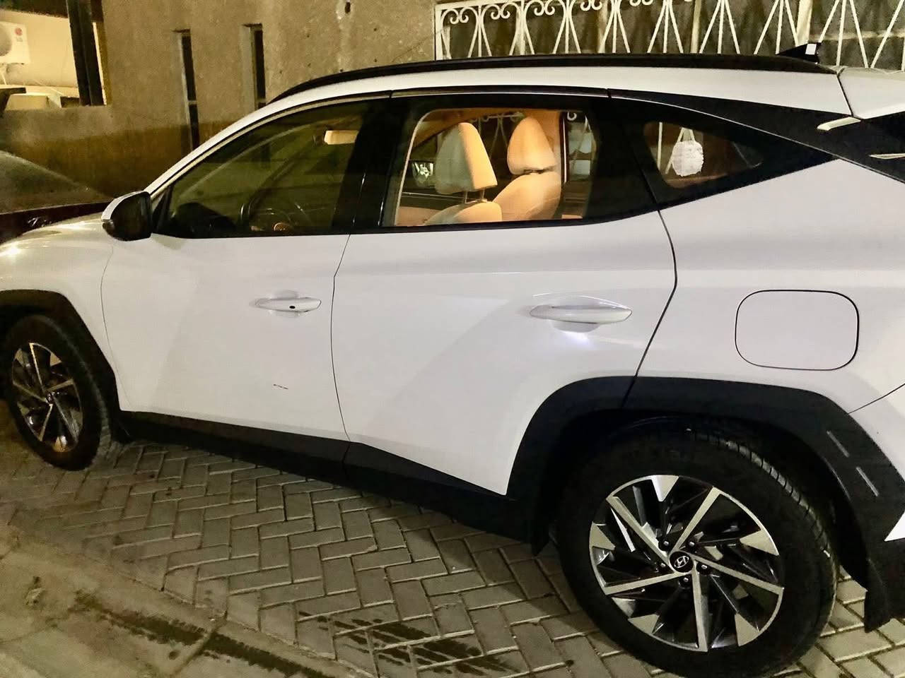 السلام عليكم 
توكسان خليجي 2024 بغداد باسمي 
فول مواصفات عدا البانوراما ماشيه 44 الف
بيه بارد باب السايق وشخط باب خلفي موضحه بالصور
السعر 218$
العنوان:بغداد/ الاعظمية 
للاستفسار :***********
