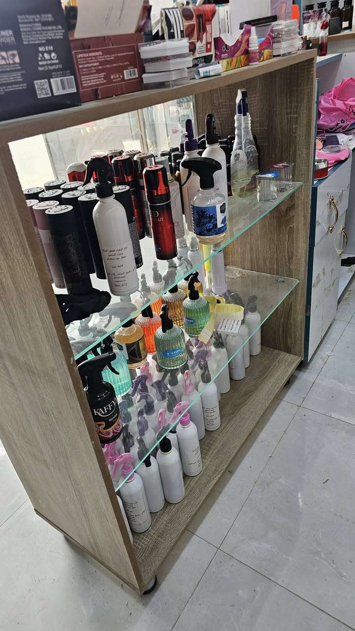 السلام عليكم ورحمه الله وبركاته 
ميز عرض تفصال درجه اولى  خشب صاج اصلي مع واجهه زجاج 
قياس متر ×120 ارتفاع 
يرهم لكلشي
العدد 2
سعر الميز 75 الف 
للتواصل  ***********
