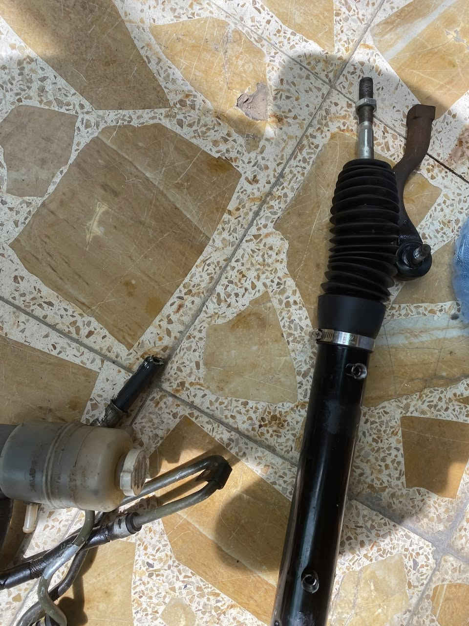 سلام عليكم مشط ستيرن باجيرو  للبيع تايوان صيني درجه اولى نظيف كما موضح بالصور مشط كامل مع الغراض + راس روط باجيرو عدد ٢ ايمن وايسر سعر ١٦٠ الف وبي مجال اخوان
دبه دهن باور كامله مع صوندات وقفايص سعر ٣٠ الف دبه اصليه وكاله الغراض على الفحص والمشط نوعيه معروفه 
العنوان بغداد
للاستفسار ***********
