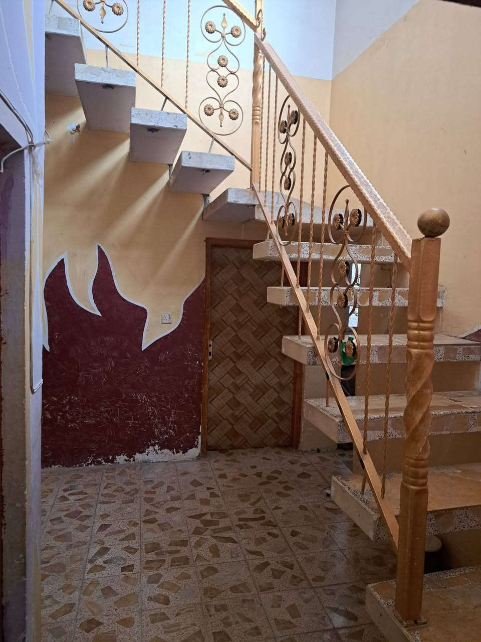 السلام عليكم
بيت للبيع المساحه 100م امامي 
يتكون من استقبال صاله غرفه مطبخ صحيات 
البيت بناء طابوق اعكادة نظيف 
المكان شارع 30
السعر   110
للإستفسار والاتصال على الرقم او على الواتساب ***********
