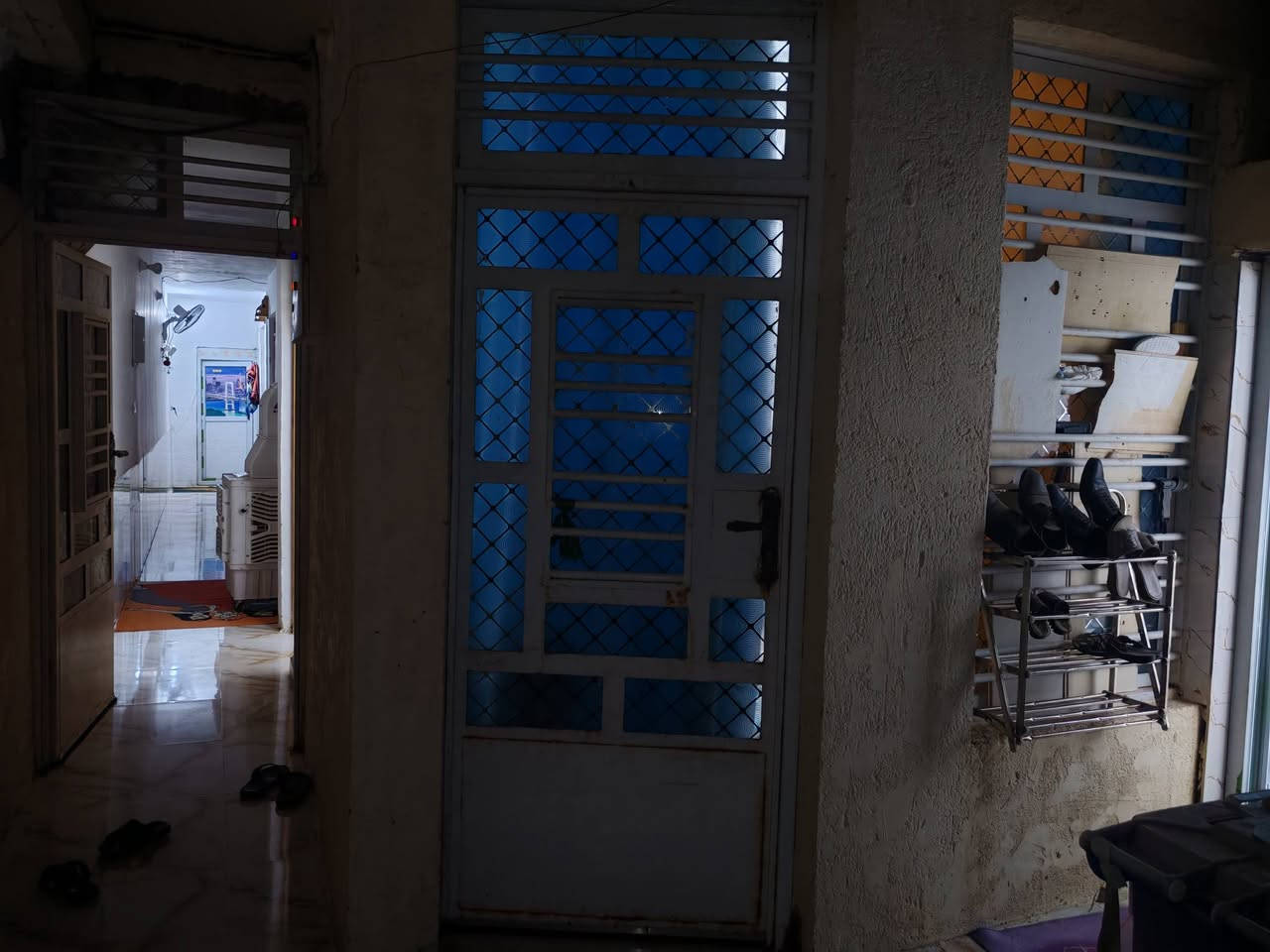 بيت للبيع مساحه 100 م طابق واحد   مدخل البيت بابين باب على الاستقبال وباب على المدخل البيت يتكون من طارمه وصحيات وحمام خارجي واستقبال وغرفه نوم ومطبخ وحمام داخلي وصاله صغيره   في منطقه  الحي العسكري قرب روضه قطر الندى ثانويه الفراتين السعر ٨٣ وبي مجال الاتصال على الرقم ***********
