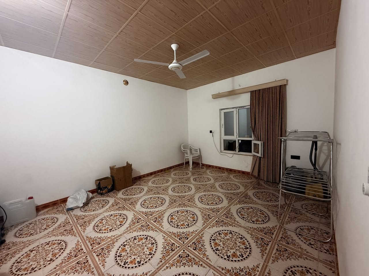 دار سكن للبيع جلولاء حي الخضراء قرب مدرسة الكردية 
يحتوي على استقبال 6*4 وغرفتين نوم 5*4 ومطبخ حار وبارد وصالة وكراج سيارة 
المساحة 200 متر 
متوفر كافة الخدمات شارع تبليط وماء اسالة 

للاستفسار ***********
