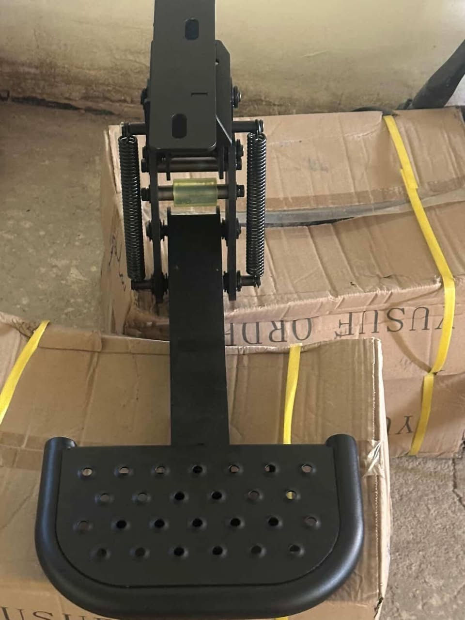 للبيع دوسه (درج ) بدي خلفيه ترهم لجميع الهايلوكس عالي وناصيه اصليه مال تفصيخ غير مستخدمة. 
‎0773 245 7930
