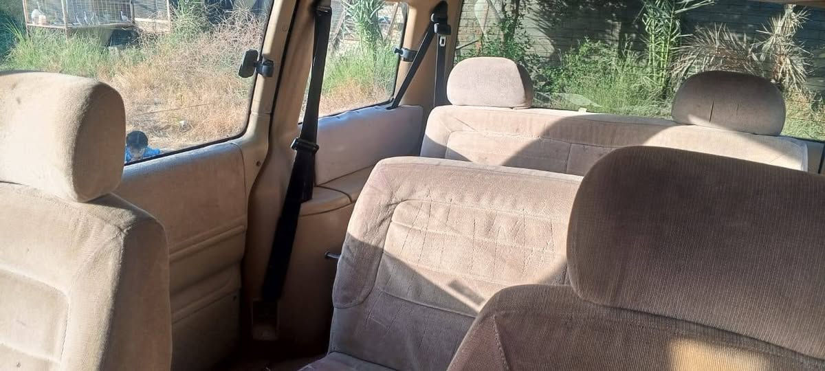 سلام عليكم سياره للبيع دوج كلايزر موديل 1992 كير و مكينة 3300 خير من الله السياره عوزه بس لاستيك ورك والباقي جديد السعر 30  و بيه مجال الرقم ***********

