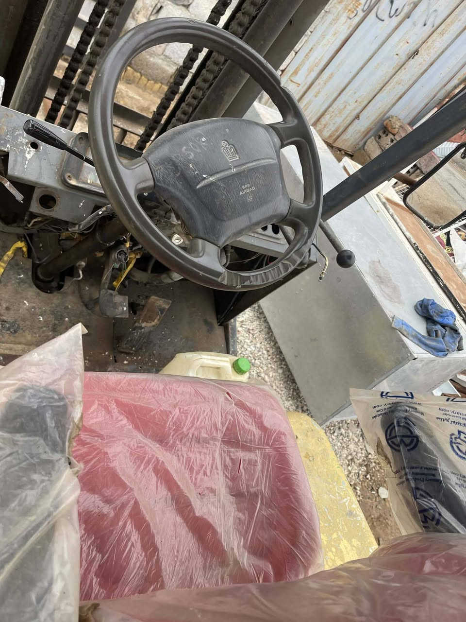 رافعه شوكيه كوماتسو 2003  بدون جاهزه للعمل السعر 35 ورقه وبيها مجال رقم التلفون  ***********.شاكر
