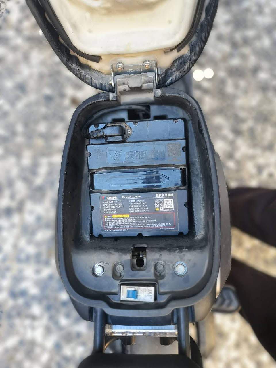 هوندا S07 يابانية دراجه غنية عن التعريف بطارية ليثيوم ملف الماني 400 تحتوي على بايدر لايتات LED دسك امامي هايدروليكي بصمة فتح وقفل ومنع من السرقة + تشغيل عن بُعد اضرار فقط اشخوط بل گفر اما الباقي كله مكفول من ناحية بطارية من ناحية ملف الاغراض الي وياها كُتيب بي رقم الشاصي وهل امور + سويچ اضافي
السعر 700 وبي مجال 
مكاني بغداد شهداء العبيدي 
رقم الهاتف: ***********
