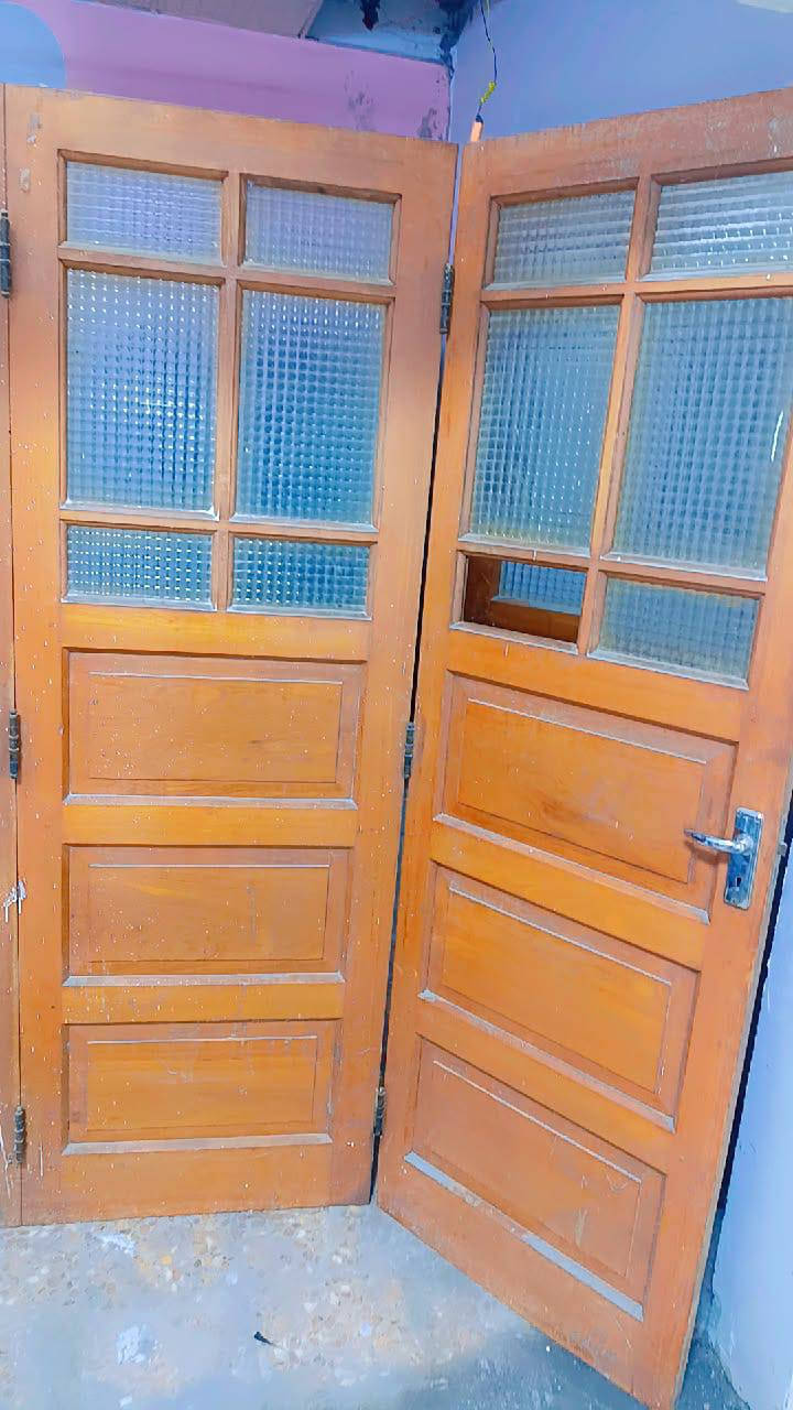 باب خشب للبيع صاج نضيف ***********
