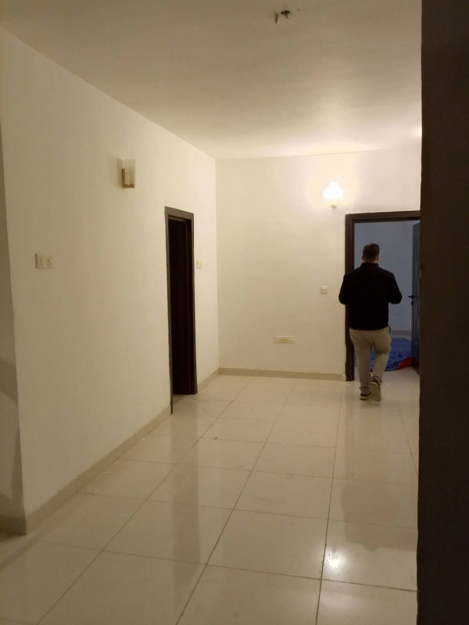 للئيجار شقة طابق ارضي بلقادسية جديدة تحتوي على غرفة نوم وصالة ومطبخ وحمام مع كراج  للسيارات للئيجار بالشهر مليون عوائل فقط للئستفسار الاتصال بالرقم ***********
