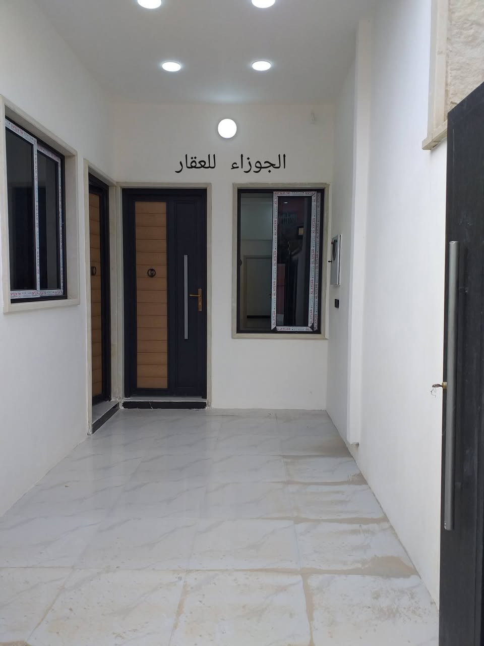 للبيع ... للبيع
دار سكني بناء حديث زيرو في حي الوحدة قرب مدرسة الوحدة الإبتدائية للبنين

سند طابو الزهور شرط التحويل

المساحة ١٠٠ متر / الواجهة ٥ × ٢٠ / طابقين / شروق

الطابق الأول يتكون من غرفة نوم - هول - مطبخ - استقبال منور - كراج - حمام - تواليت خارجي وداخلي 

 الطابق الثاني : ٢ غرف نوم / هول / صحيات / بلكونة

الواجهة حلان - الارضية بورسلين والجدران سيراميك - سقوف جبسن بورد ومغربي - نظام دكتات مركزي

السعر ١٤٥ مليون
الدلالية ١%

للتواصل مراجعة مكتب الجوزاء الكائن نهاية السايدين المؤدي الى مدرسة الوحدة وجامع الرحمن

او الإتصال على الأرقام التالية في الأوقات من الساعة ١٠.٣٠ صباحاً لحد الساعة ٩ مساءً :
***********
***********

لعرض عقاراتكم من بيع وإيجار راسلونا عبر صفحتنا او إتصلو بالأرقام أعلاه او زورو موقعنا

تابعو صفحتنا لتصلكم عروضنا اولاً بأول

#مكتب الجوزاء للعقار وسيطك العقاري الافضل
