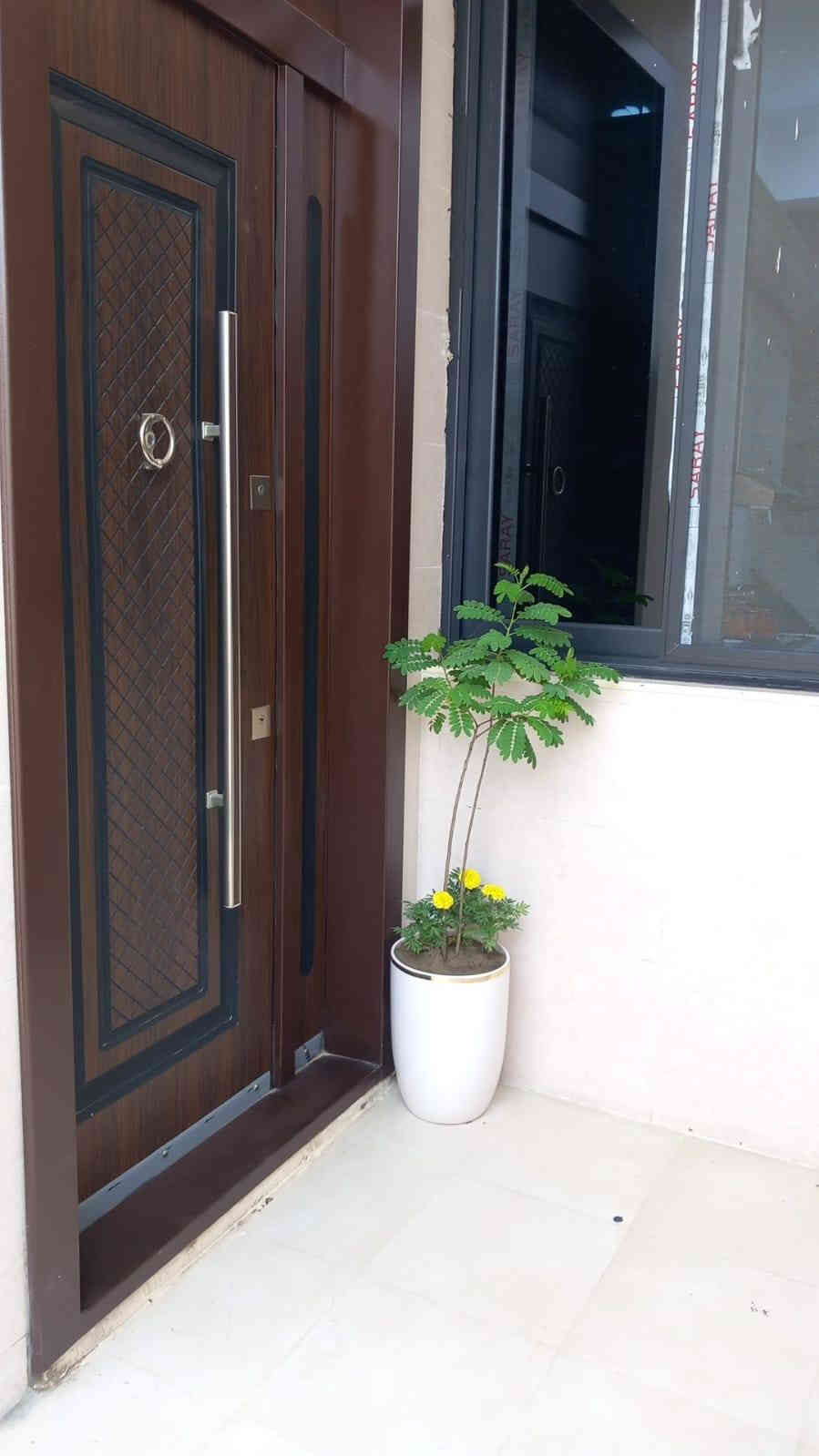 بيت 112 متر يقع على شارع تجاري ٤٠ متر الرئيسي في الشهداء نهاية شارع معمل المرور
طابقين فول مواصفات
الطابق الأول /استقبال ومطبخ وصاله وغرفه وصحيات داخليه وخارجيه
الطابق الثاني /٣ غرف نوم وصحيات
تأسيسات كهربائيه وصحيه وكاميرات درجة أولى /أبواب قاصه تركي /شبابيك سلايد دبل عازل /سطح شتايگر
السعر /المشتري يدفع ١٤٠ مليون مقدمة والإسكان يحول عليه يعني بدون الإسكان
موبايل /***********
