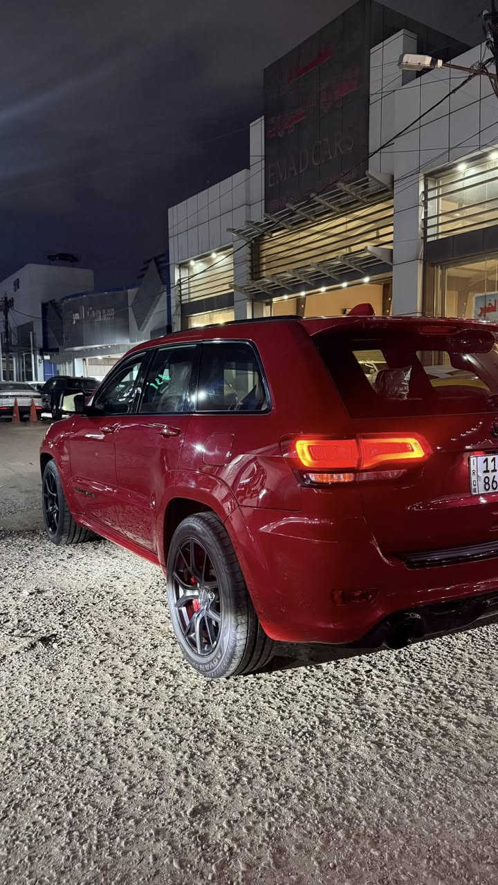 السلام عليكم 
جيب SRT 
2020 خليجي 
فول 1/1 
6،400 محرك 
كشنات تدفئة تبريد 
كراسي كهرباء 
بنوراما 
صندوك كهرباء 
ستيرن كهرباء 
شاشة جبيرة
زراك لايت
عداد شاشة 
كشنات SRT گنتارة 
ومعروفة مواضفاتها 

مكفولة بيها فقط رصعة بل بنيد وطالعه 
بسعر مناسب ✅

للاستفسار :***********
