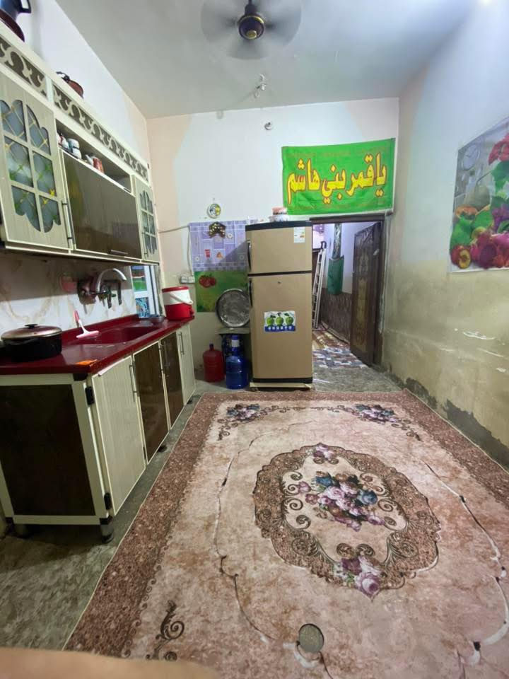 ‎للبيع – بيت في كربلاء
‎🏠 الموقع: كربلاء – شارع أبو طالب، قرب نفق الإمام العباس
‎📍 موقع حيوي جداً ويُعتبر مركز مدينة، ثاني بيت عن الشارع

‎📐 المساحة:
‎ •80 متر رسمي
‎ •واقع حال 100 متر

‎📏 الواجهة: 5 متر
‎📏 النزال: 20 متر

‎🏗️ تفاصيل البناء:
‎ •طابق واحد
‎ •بناء كونكريت مسلح

‎🛏️ التقسيم:
‎ •غرفة نوم
‎ •استقبال
‎ •هول
‎ •مطبخ
‎ •حمام داخلي + حمام خارجي

‎⚡ الخدمات:
‎ •جميع الخدمات متوفرة

‎📜 الوضع القانوني:
‎ • إقرار محكمة
‎ • أسهم سند 2025

‎✨ المميزات:
‎ • موقع مركزي وحيوي
‎ • قريب جداً من الشارع العام
‎ • مناسب للسكن أو الاستثمار
‎ • منطقة مخدومة بالكامل (حسينيات وخدمات)

‎💰 السعر: 210 مليون
‎⚠️ بي مجال بسيط جدا

‎للتواصل: ***********
