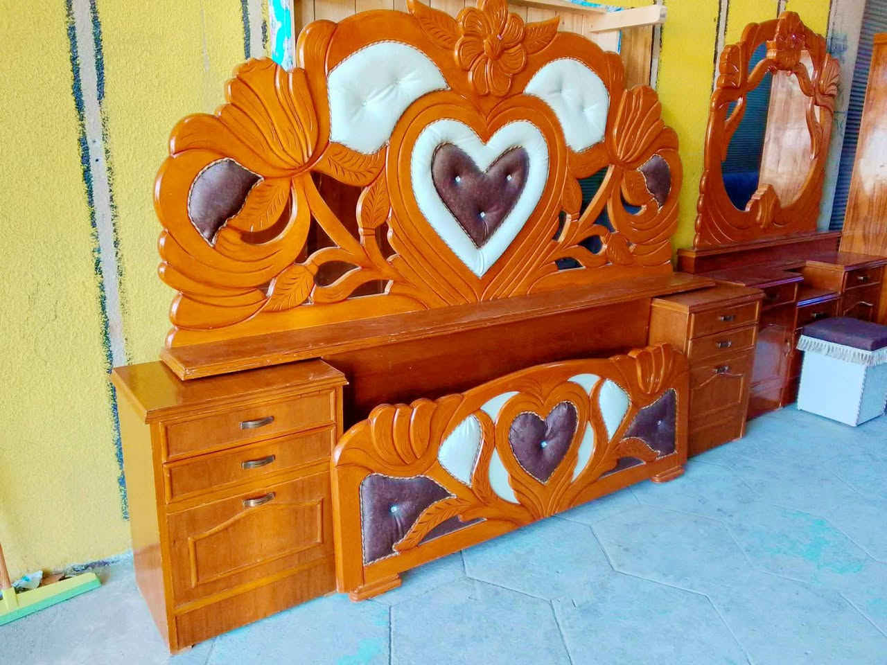 غرفة نوم مستعمل نضيف جداً وشغل ثقيل جداً كلها خمس ملم نظافة 90/100 العنوان حسنكوي مقابيل اعدادية تلعفر نجارة الأمين للاستفسار ***********
