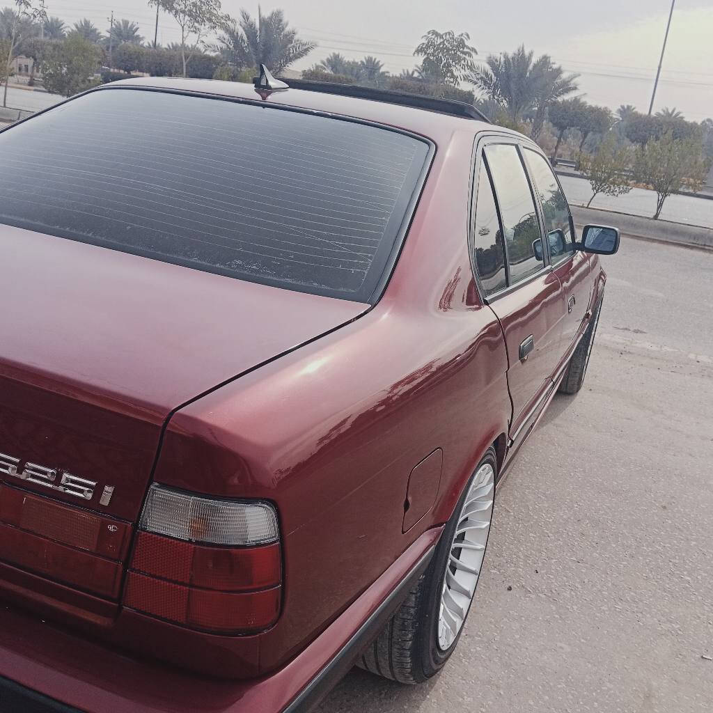 السلام عليكم للبيع بي ام 525اصل  مسكر عدل بجم عاريض رقم بغداد دولي بسمي سيار جاهز ميكينه وكير جديد كهرابيات كله شغال غرفه كهربايه جلد ابيض ويل حجم   17لبينا   جديد مري MدوسM السيارة مكفوله من الغيا س والضربه مكان كربلاء العسر 70 وبيها مجال***********
