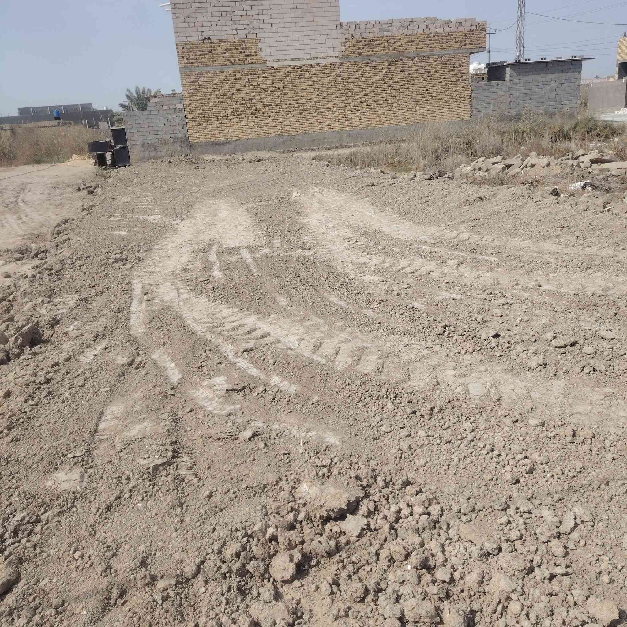 السلام عليكم قطعه للبيع المساحه 180م الموقع نزلة فاضل تيتو  القطعه ركن تبعد عن التبليط 50م  جميع الخدمات بيه  للستفسار مراسله او اتصال ***********
