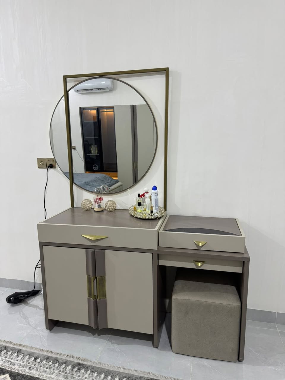 السلام عليكم بنات 
غرفة نوم للبيع  10قطع استخدام قليل وكلش نظيفة خشب HDF مو NDF كما موضحة بالصور 
للاستفسار الأتصال على الرقم ***********
