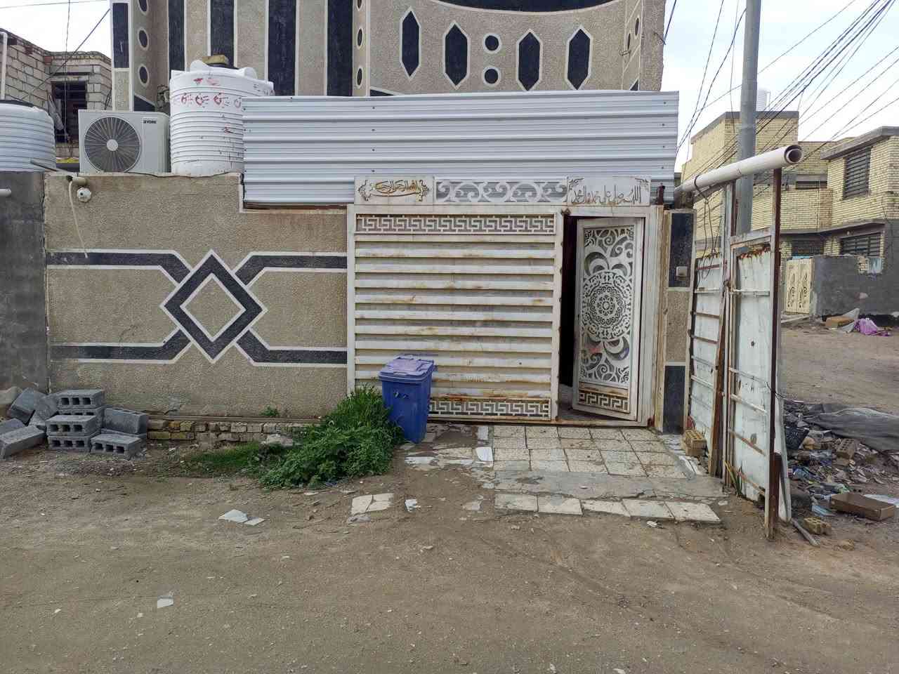 السلام عليكم
بيت ركن طابقين مساحه ١٣٠ 
بناء جديد درجة اولى يتكون من
مطبخ
استقبال كبير ٨ ونص متر 
صالة كبيرة 
منور 
غرف نوم عدد ٣
صحيات عدد ٤ منهن اثنين داخل الغرف 
البيت يحتاج إلى لبخ الغرفة في الطابق الثاني فقط 
جاهز من كل شي 
العنوان الامن الداخلي الجمعية خلف الضغط قرب محطة وقود ارض كربلاء
للاستفسار الاتصال على الرقم 
***********
***********
