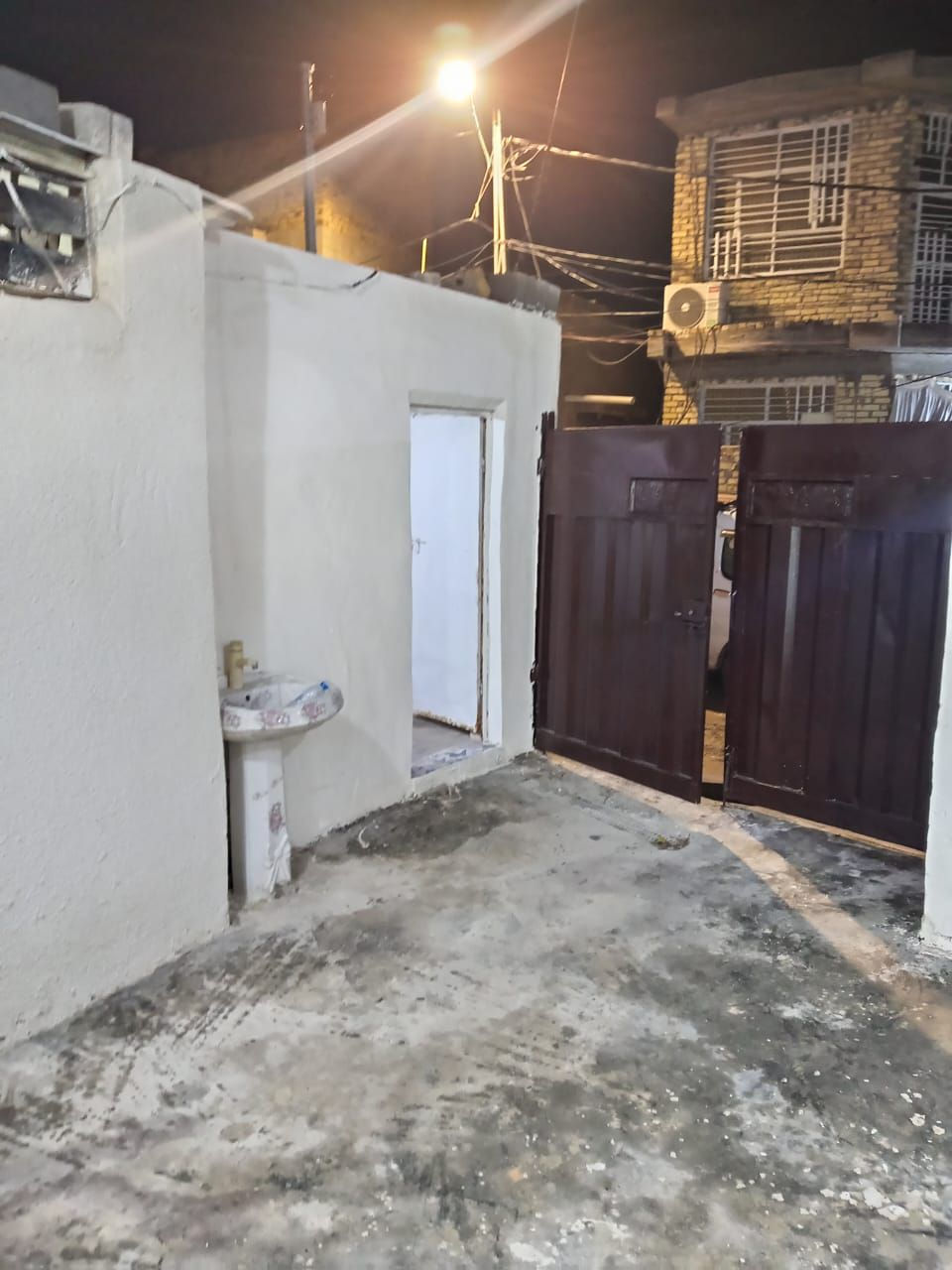 💥💥💥💥💥💥💥💥💥💥💥

السلام عليكم  عدنه بيت البيع مساحه 150 متر

قريب ع شارع 50متر الموقع ابو غرق حي البتول

خدامات اناره ليليه مجاري انترنيت وطني مولده شارع 

تواصل ع الرقم  ***********
