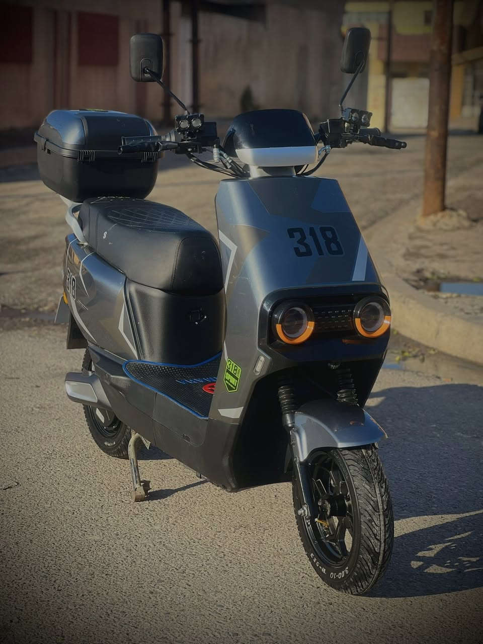 ماطور شحن للبيع 318
المواصفات 
6 باتريات دبل 
السرعه 99 حقيقي من 60 إلى 70 كيلو 
نظام بك R 
بريكات دسك هيدروليك امامي او خلفي
4 نمر
الشحنه الوحده اتمشيك اكثر من 40 كليو 
الماطور ماشي 1000
السعر 660 وبي مجال 
المكان موصل ايسر حي القدس 
للاستفسار اتصال *********** اومراسله واتساب
