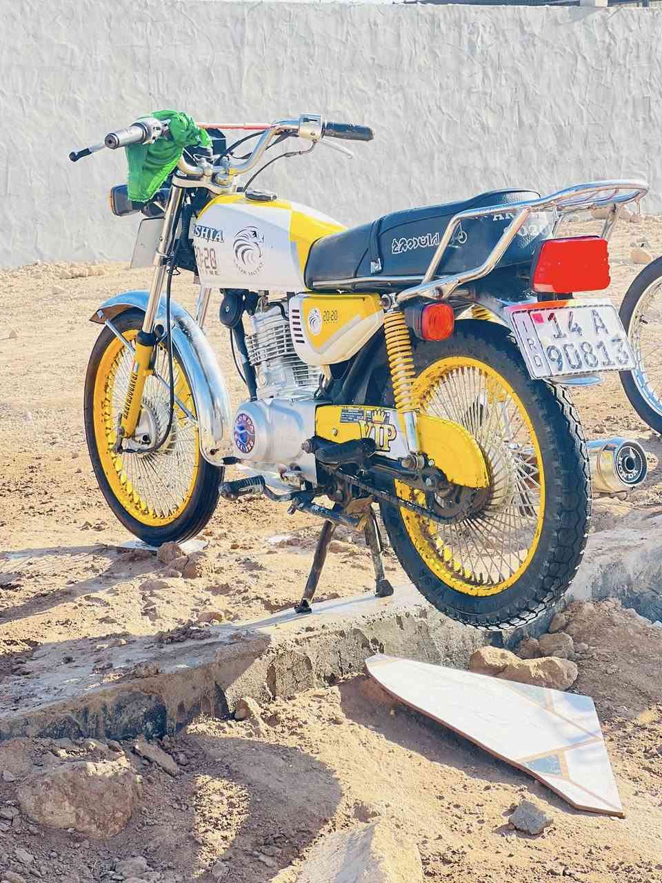 السلام عليكم دراجه ارشه للبيع رقم وسنويه السعر مليون ونص وبيهه مجال قليل جاهزه من كلشي كلشي شغال بيهه العنوان البصره الدير النشوه 
رقمي ***********
