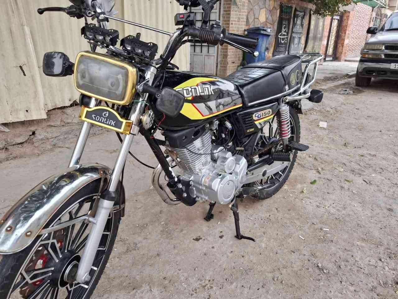 السلام عليكم دراجه ٥ كير موديل ٢٤ بيها ٦٥٠وبيبها مجال مكاني جميله   ***********
