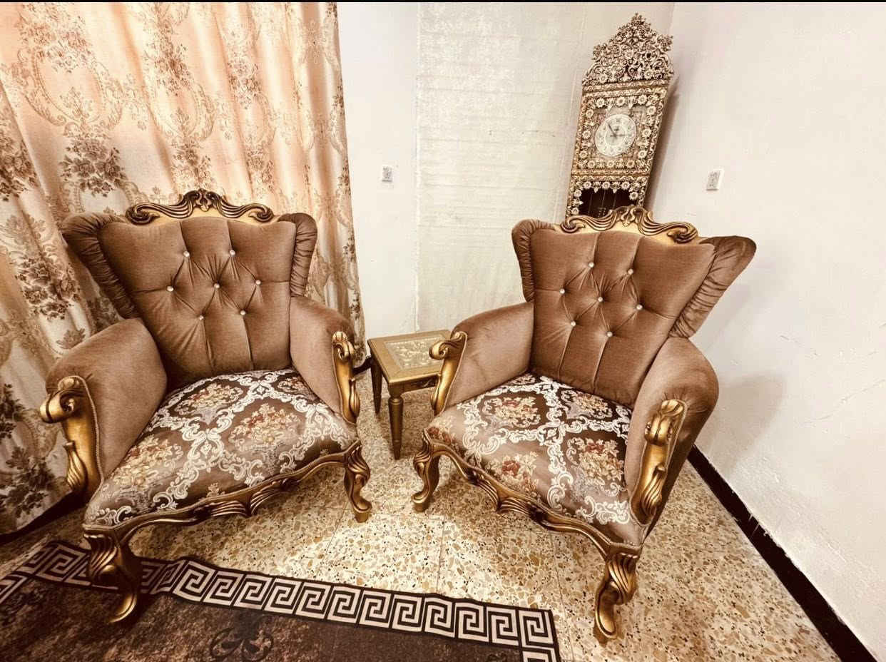 تخم زان تركي ملكي 10 مقاعد 
خشب جدا ثقيل 
نظافته 100%
مكانه الحريه 
يتوفر توصيل ***********
