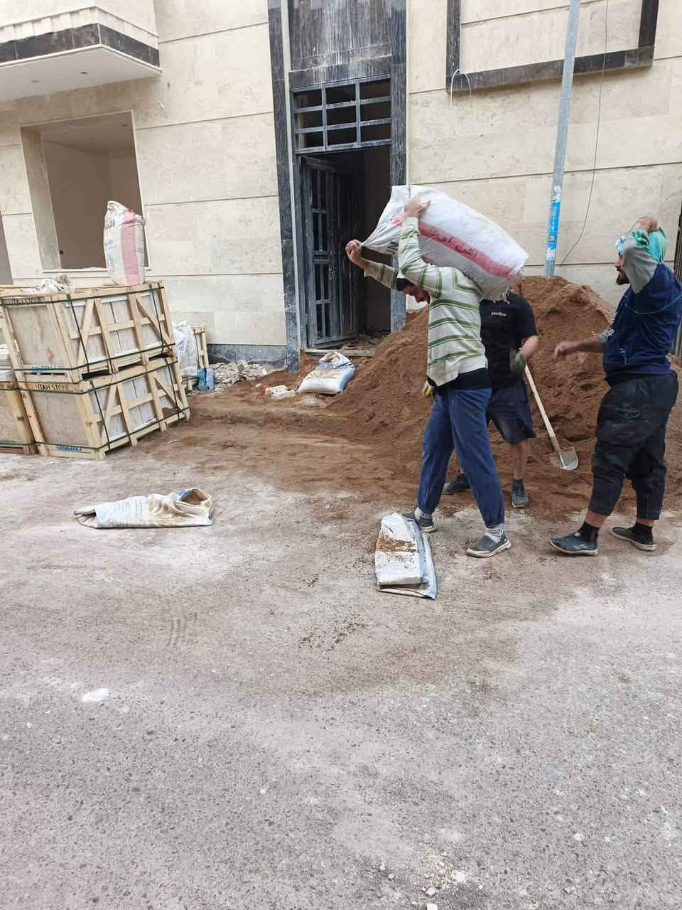 السلام عليكم احنا نشتغل تصعيد مواد على الظهر كافه مواد البناء بالسعر المناسب رقم واتساب ***********
