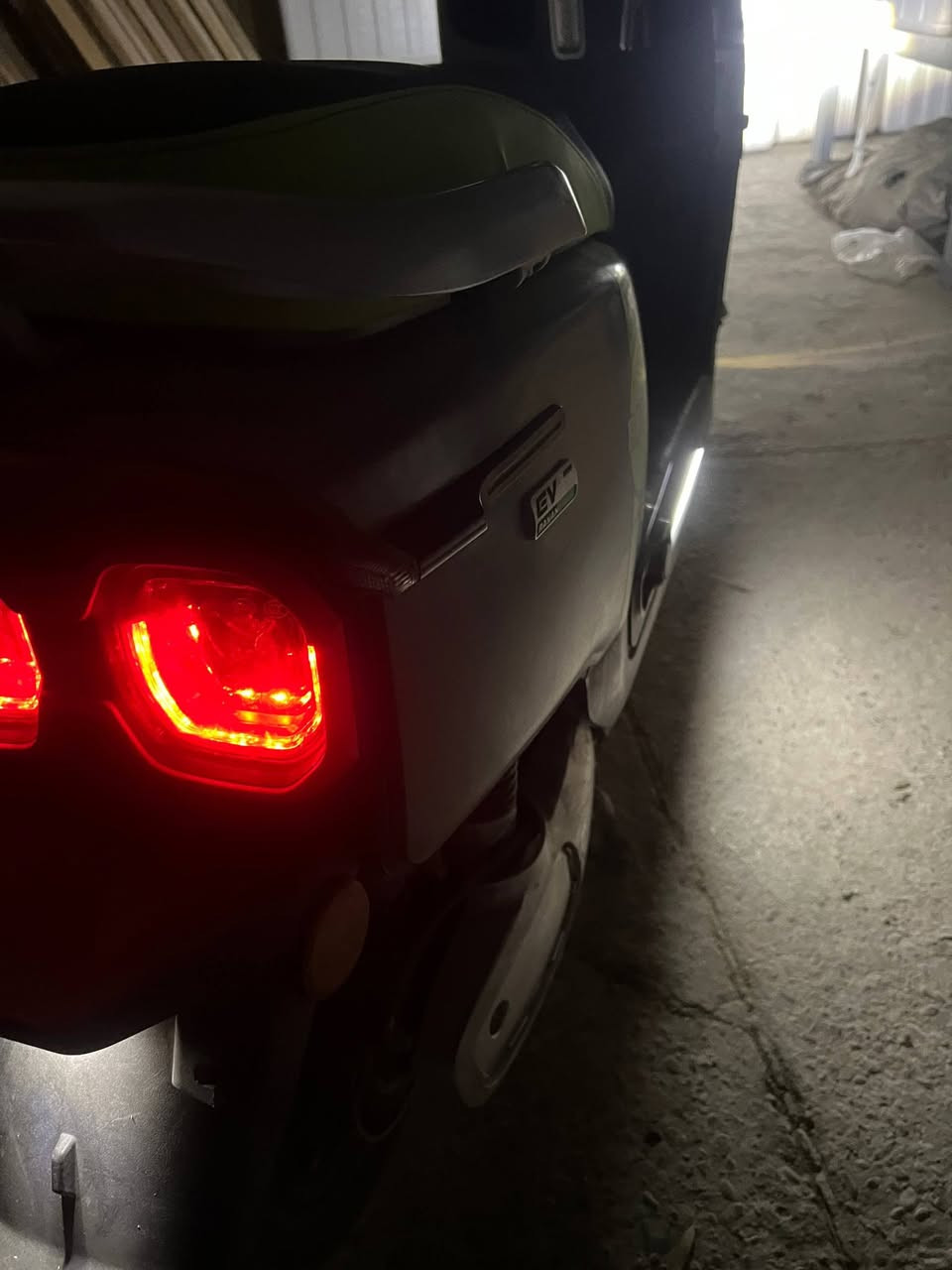 بسم الله الرحمن الرحيم
السلام عليكم ورحمة الله 
دراجة ريان لون السمنتي المميز للبيع 
مكان الكرادة 
الدراجة مبدلة بطاريات كلهن السرعة والشحن والشلعة فول انطي بي ضمان تاخذها من باب البيت اي نقص خلل ترجعها الدراجة بطاريات شحن سرعه فول الحمدلله
شاحنه ريان اصلية مري موجودات ملاتها وحدد ممولسه القاعدة مالتها
كشن جلد جديد كشر نظيف الجاملغ جديد زبد
كهربائيات كلها شغالة الشمعات البيض الاشاير كلشي  لايت عالي ناصي 

نواقصها مثل ما موضح كدامكم عواج قليل بالستيرن شخوط بالبجم مغطي بالفابلون مثل ما تشوفون جوا شخوط والقاعدة هم وفطر او كسر صغيرون بالنص  جوة اللزكة وستاند جانبي مابيها يعني كلهن تفاصيل تريد تسويهن تريد تعوفهن من الوكالة مال ابراهيم كرماشة واني منزل من سعرهن كلهن اهمشي عندي البطاريات جدد 
للتواصل *********** او خاص بالمازنجر
