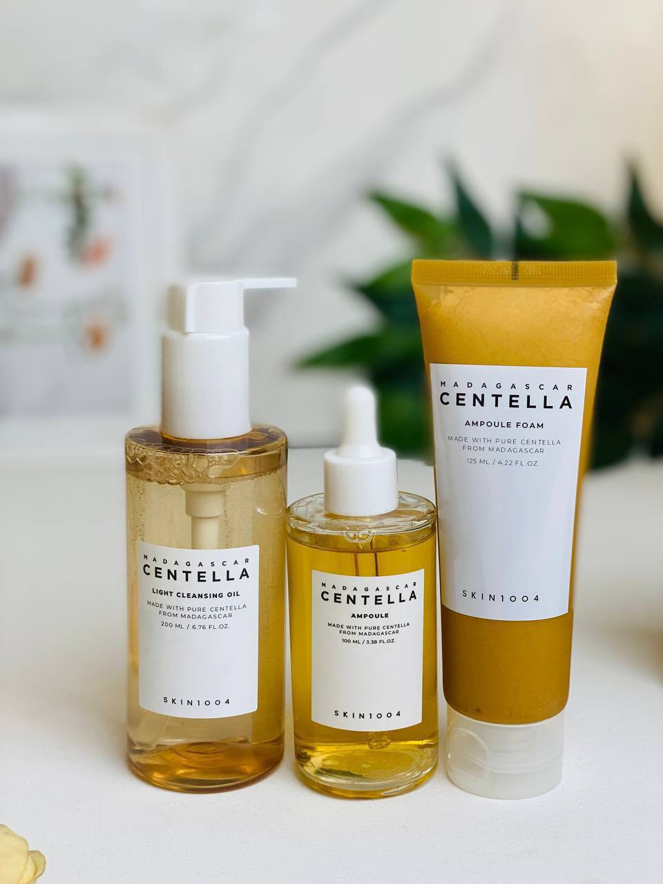 ✨ عرض مجموعة Madagascar Centella الأصلية ✨
إذا تعانين من بشرة حساسة، احمرار، حبوب أو تعب بالبشرة، هالمجموعة راح تكون الحل المثالي إلج 🌿
منتجات سنتيلا الكورية معروفة بقدرتها العالية على تهدئة البشرة، تنظيفها بعمق، وتقوية الحاجز الجلدي بدون أي تهيج .

1️⃣ غسول الزيتي  التنظيف الخفيف Centella Light Cleansing Oil
ينظف البشرة بعمق ويذيب المكياج، الواقي الشمسي، والدهون المتراكمة بدون ما يسد المسام.
غني بمستخلص السنتيلا اللي يهدّي البشرة ويمنع الاحمرار، ويترك البشرة ناعمة ومنتعشة بدون إحساس دهني.

2️⃣ غسول الرغوة Centella Ampoule Foam
غسول لطيف ينظف المسام بعمق ويزيل الأوساخ وبقايا الزيوت، مناسب للبشرة الحساسة والمعرّضة للحبوب.
يساعد على تهدئة الالتهابات، تقليل الاحمرار، ويخلي البشرة نظيفة وناعمة بدون جفاف.

3️⃣ أمبول سيروم سنتيلا Centella Ampoule
أمبول مركز يعالج تهيّج البشرة، يرطّب بعمق، ويقوّي الحاجز الجلدي.
يساعد على توحيد ملمس البشرة، يقلل الحبوب والآثار، ويعطي نضارة صحية مع الاستمرار 
🚘يوجد خدمة توصيل لجميع محافظات العراق ٤ الاف🚘


**إذا كنت صاحب هذا الإعلان وتريد حذفه لأي سبب، رجاءا أرسل رسالة إلى الدعم الفني**