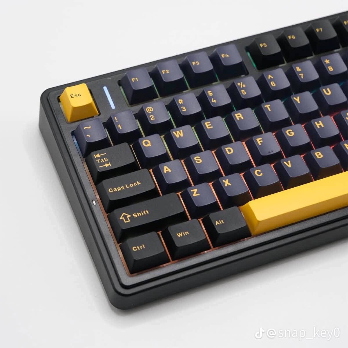 ⌨️🔥 كيبورد Epomaker × AULA F75 الميكانيكي اللاسلكي 🔥
إذا تبحث عن كيبورد يجمع بين الأداء الاحترافي، الجودة العالية، والتصميم الأنيق، فإن Epomaker × AULA F75 هو الخيار المثالي للكيمنك والعمل اليومي. 🎮💻

🌟 أبرز المميزات:
🔹 تصميم 75% مدمج يوفر مساحة أكبر على المكتب ⌨️✨
🔹 3 أوضاع اتصال: Bluetooth 🔵 + 2.4GHz 📡 + USB-C 🔌
🔹 Rotary Knob للتحكم السريع بالصوت والوسائط 🎵🎛️
🔹 تقنية Hot-Swappable لتبديل السويتشات بسهولة 🔧
🔹 إضاءة RGB قابلة للتخصيص 🌈✨
🔹 تجربة كتابة سلسة واستجابة فائقة للألعاب والعمل 🎯
🔹 خامات عالية الجودة وتصميم عصري يمنح مكتبك لمسة احترافية 💎

📲 للطلب عبر واتساب: ***********

🚚 متوفر توصيل إلى كافة أنحاء العراق 🇮🇶

