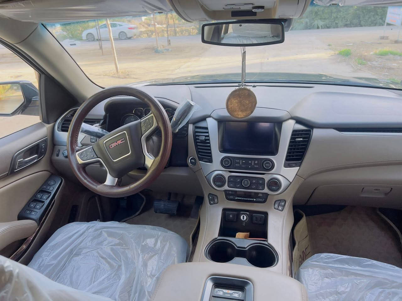 جمس يوكن 2017 فول مواصفات SLT
الموديل: 2017
خليج كفالة عامة 

الفئة: SLT فل كامل

المسافة المقطوعة :143000

الدفع: رباعي 4×4

المحرك: V8 سعة 5.3 لتر

القوة: 355 حصان تقريباً

القير: أوتوماتيك 6 سرعات

عدد السلندرات: 8

عدد المقاعد: 8 ركاب

رنكات سبائك قياس كبير

المواصفات الداخلية:

مقاعد جلد أصلية

تحكم كهربائي بالمقاعد

تدفئة وتبريد للمقاعد الأمامية

فتحة سقف

شاشة كبيرة مع نظام ملاحة

بلوتوث + USB

تشغيل بصمة بدون مفتاح

مثبت سرعة + تحكم بالدركسون

تبريد ممتاز جداً

مواصفات الأمان:

كامرة خلفية

حساسات أمامية وخلفية

نظام النقطة العمياء

تنبيه خروج عن المسار

ايربكات متعددة

نظام ABS + ثبات إلكتروني

سيارة قوية بالسحب، مريحة جداً بالسفر، مناسبة للعائلة والبر والاستخدام اليومي، استعمال نظيف وتشتري وتمشي إن شاء الله.

العنوان: بابل / كربلاء

السعر المطلوب 360$

رقم الهاتف: ***********
