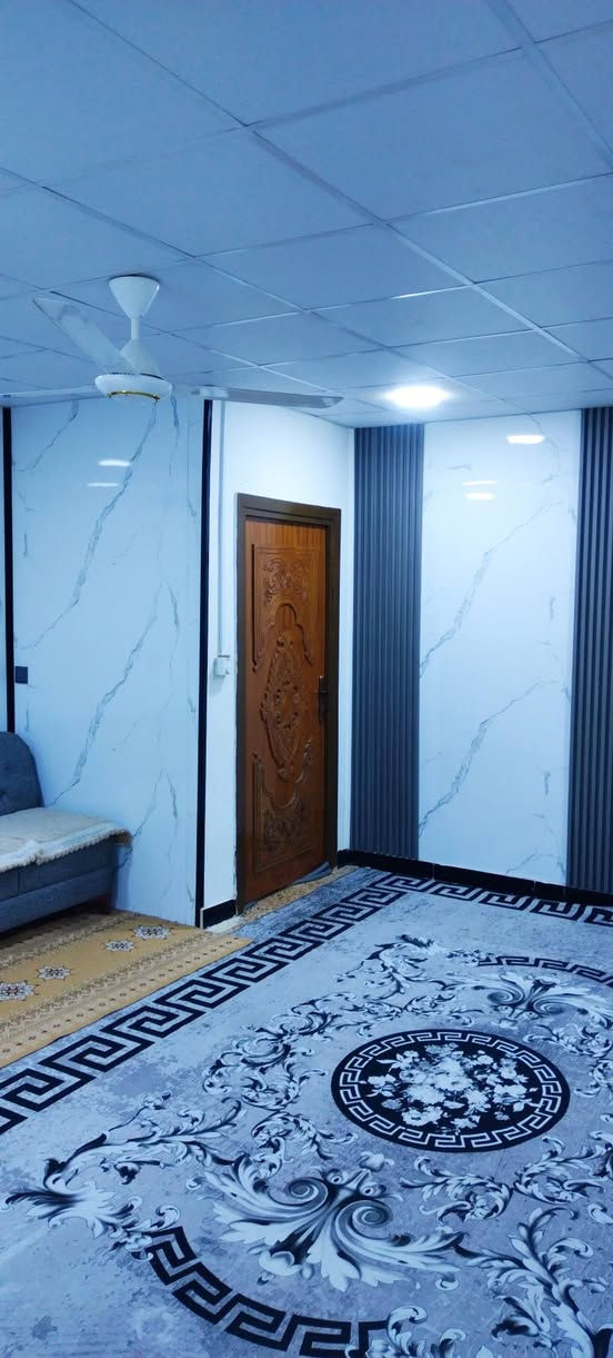 السلام عليكم مكلف بالنشر 
شقه طابق ارضي في العمارات الجديده الحجم الكبير بيها حديقه وطرمه كبيره شقه كلش مرتبه وشغل درجه اولى  معزوله وحدها
استقبال وغرف نوم عدد 2 وصاله كبيره وهول ومطبخ كبير حار وبارد صارف عليها كلش هواي كهربائيات وتأسيس جديد وتأسيس ماي جديد بيبان الداخل صاج جديد والخارجي حديد درجه اولى والموقع مميز وهدوء عماره 15 ارضي للاستفسار الاتصال على الرقم  ***********
