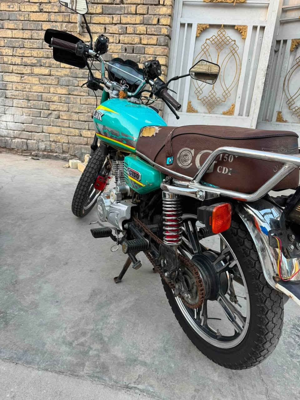السلام عليكم دراجه سولنك 5 كير 200 cc للبيع كلشي شغال نقصها فقط شاشه السعر 650 الف وبيها مجال العنوان بغداد / الشعب رقم الهاتف ***********
