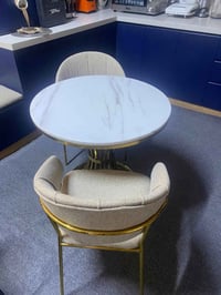 ميز مرمر للبيع مع كراسي اثنين ب250 الف للتواصل على هذا الرقم 076011472...