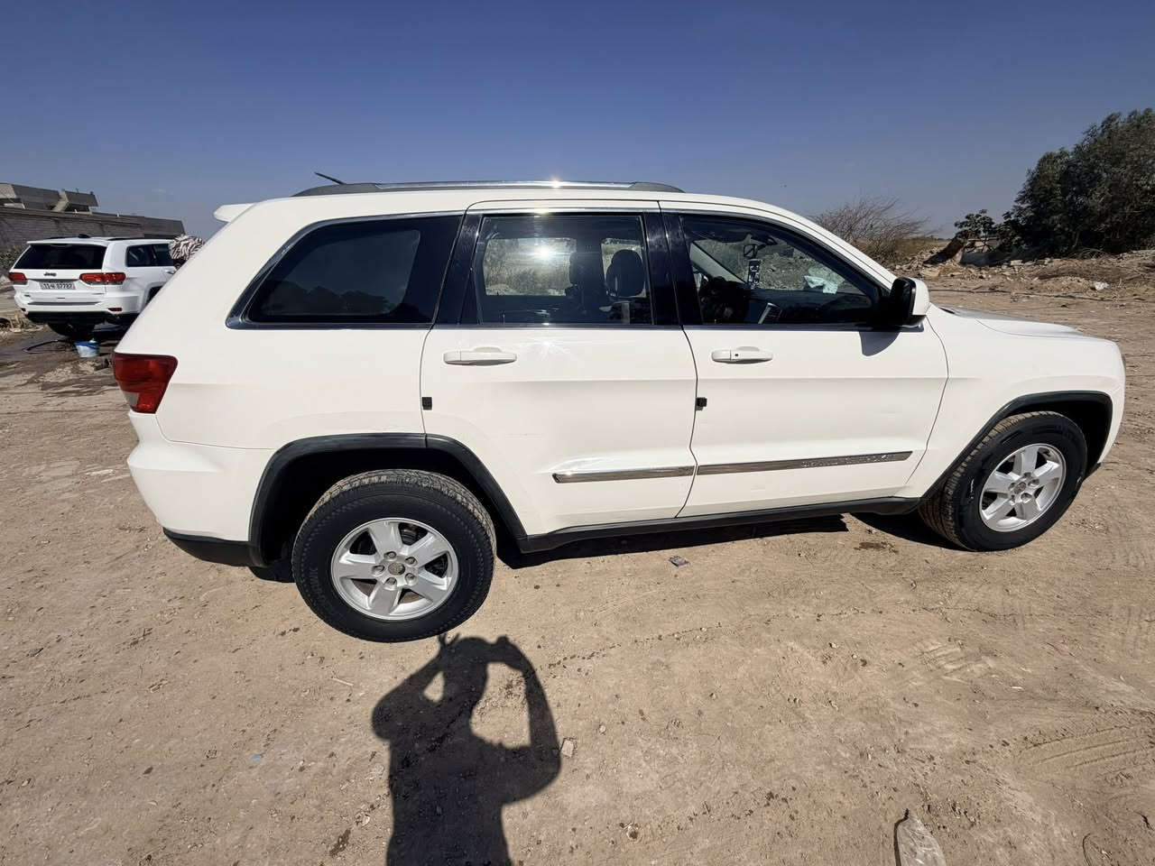 سلام عليكم للبيع سياره جيب12كلين  داخله بيها صبغ بسيط بلعراق مكان كلش قليل لون ابيضّ رقم بغداد محرك 6سلندر سياره فول مواصفات تحكم ستيرن وتشغيل عن بعد وفتحه سياره كفاله من محرك وكير وصدر وتبريد وتخم تاير وكلشي عل وضع شركه 
السعر 178مجال كلش بسيط 
مكان بابل جبله 
الاتصال عل الرقم ***********غير موجود عل فيس
