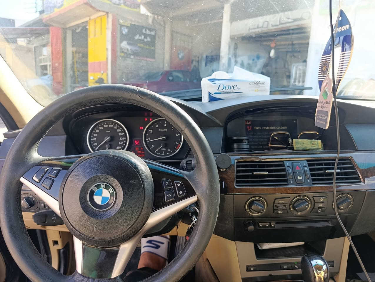 السلام عليكم 
بي ام E60 2007 
حجم 525 كاز N57
مكان كركوك مستعجل عل بيعه 
مواصفاتها معروفه فول بس مو سلايت 
مصبوغه طافي عام بدون حادث شرط 
تمخم تاير وصدر خلفي امامي جديد
باتري جديد
سياره جاهزه شغاله وين ماتريد روح بيها
تبريد شغال سياقتها اتخبل ناعمه 
فقط بيها شوي دخان ماعؤف شنو خللها ماعندي مجال لان عندي بناء 
السعر 75 بي مجال بلاش سعرها
رقم تلفون ***********
