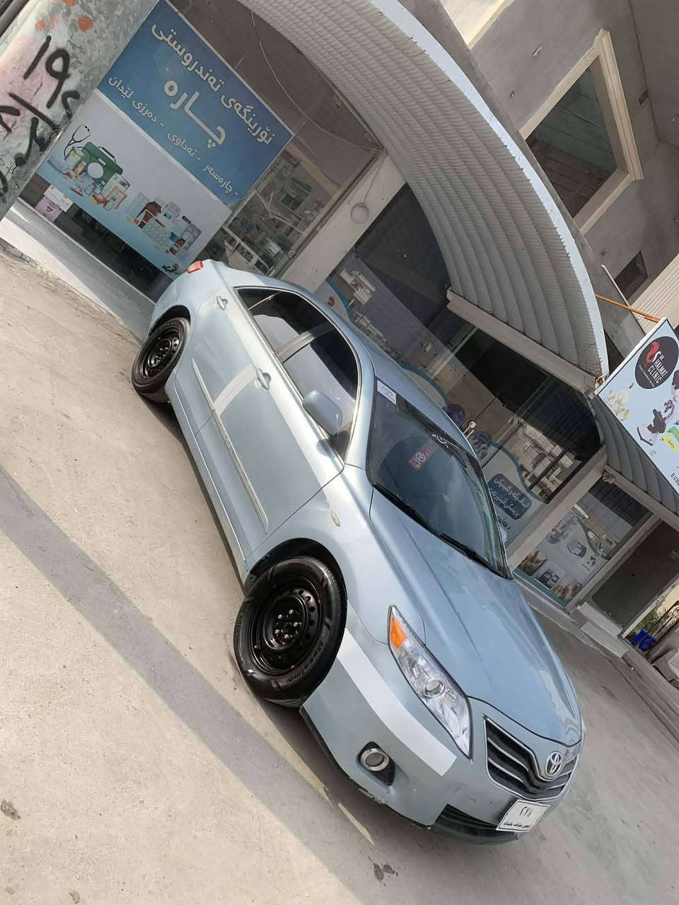 camiry 2011 براوەی دوبەی بێداحم و لێدران سەیارەیکی تابلێ خاوێن گێر مەکینە تەقە ڕەقە بەشرت ناو زەرد بێ بۆیاخ 
سحری 55گەلاو محامەلەیە برایانە 
***********
شوێن ڕانیە
