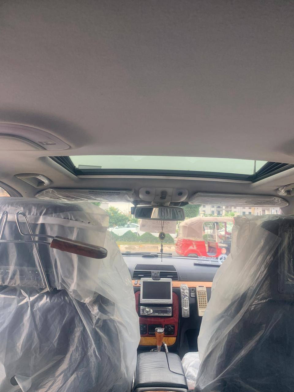 السلام عليكم من رخصة الادمن
سياره مارسدس اس 500 فول 
السياره غنيه عن التعريف رقم بغداد مميز تحويل مباشر السياره
مكفوله كفاله عامه الاسفسار على الرقم ***********
        ***********
واني خادم للطيبين
