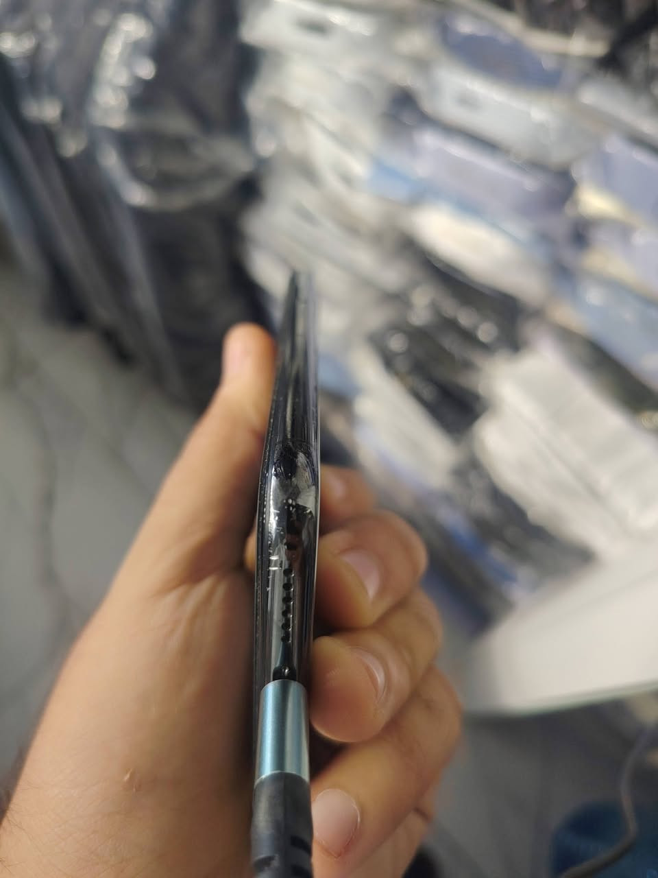للبيع: iPhone X (ايفون اكس)
اللون: أسود ملكي

الذاكرة: 64 جيجا

حالة الجهاز: الجهاز شغال 100% وبكامل كفاءته، نظيف وما بيه أي تعليق أو مشكلة داخلية.

الملاحظات بكل أمانة: مبدل شاشة وظهرية بقطع أصلية (شغل مرتب ونظيف)، والفيس آي دي (Face ID) واقف فقط. غير هذا الشيء الجهاز قفل ومكفول من أي خلل ثاني.

السعر: [100] (بي مجال للشراي الصامل)

الموقع: [بغداد الكراده]

للمهتمين والتفاصيل، يرجى المراسلة على الخاص أو الاتصال: [***********]
